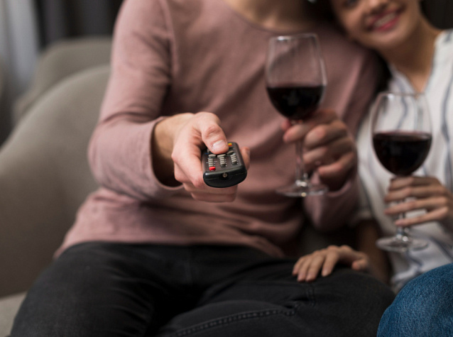 Вина и романтические фильмы: идеальный вечер для двоих